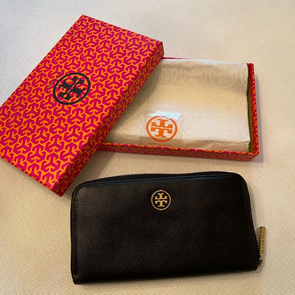 Authentic Tory Burch Robinson wallet with box.